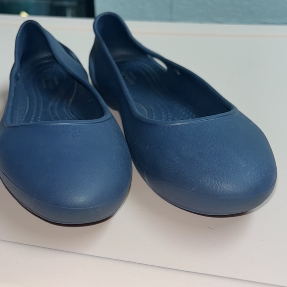 Crocs Women’s Laura Slip on Flat Sandal Navy Blue Size 4 women - Picture 2 of 6